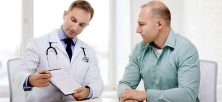Urologs ārstē patoloģisku izdalījumu vīrietim